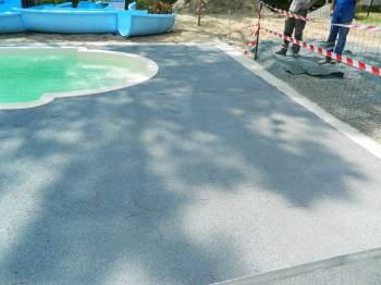 Beton drainant coloré terrasse piscine vendée