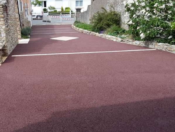 Allée de garage de couleur prune en béton drainant coloré REVASOL NANTES