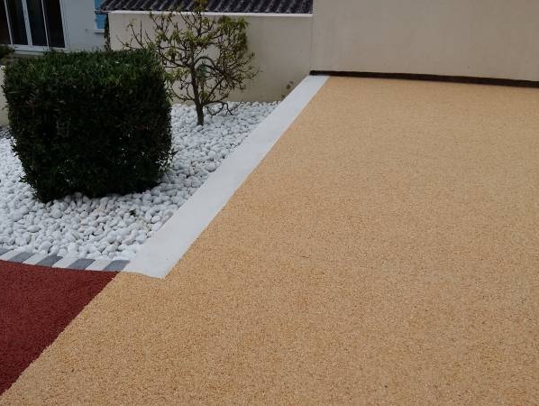 Terrasse en moquette de pierre rose valence REVASOL