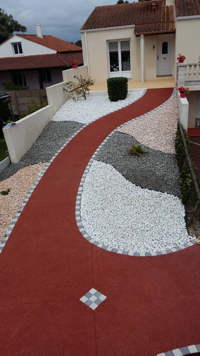 Allée piétonne en béton drainant REVASOL et massif de galets LA TRANCHE SUR MER