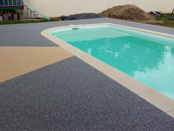 Plage de piscine en moquette de pierre GRIS BLEU GLACIER REVASOL LA ROCHELLE