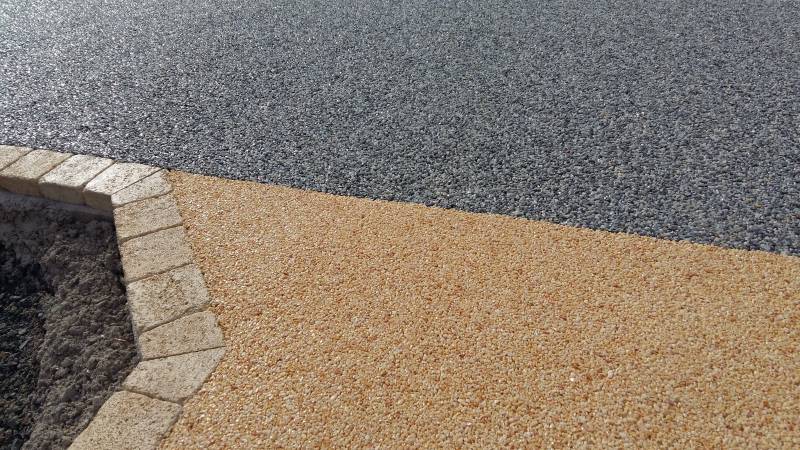 Bicolortaion en moquette de pierre REVASOL