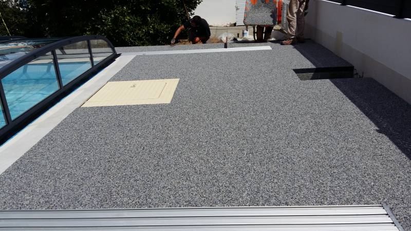 Plage de piscine en moquette de pierre VENDEE