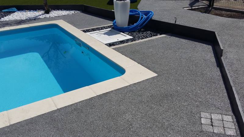 Réalisation plage de piscine avec margelles plates REVASOL vendée
