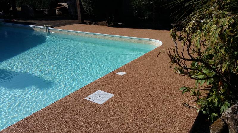 Plage de piscine en moquette de pierre 