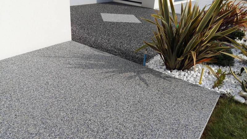 ALLEE PIETONNE EN MOQUETTE DE PIERRE REVASOL (VENDEE)