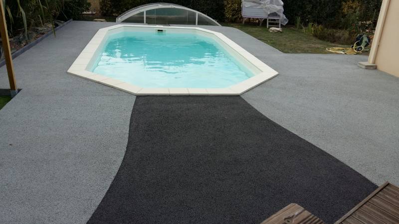 Plage de piscine béton coloré REVASOL