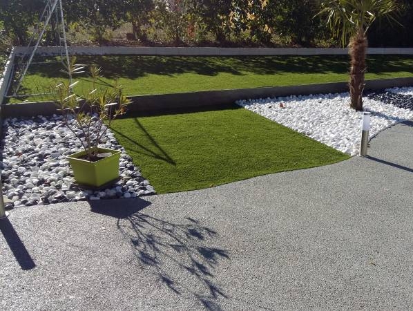 Gazon synthétique et massif minéral REVASOL SAINTE HERMINE