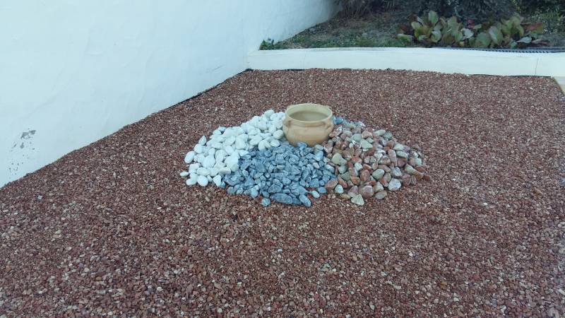 Massif minéral en graviers décoratifs