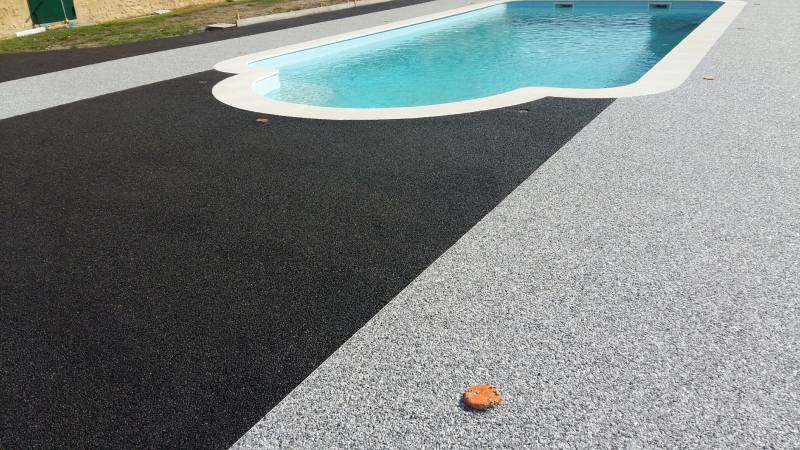 Plage de piscine en béton drainant coloré gris anthracite REVASOL  
