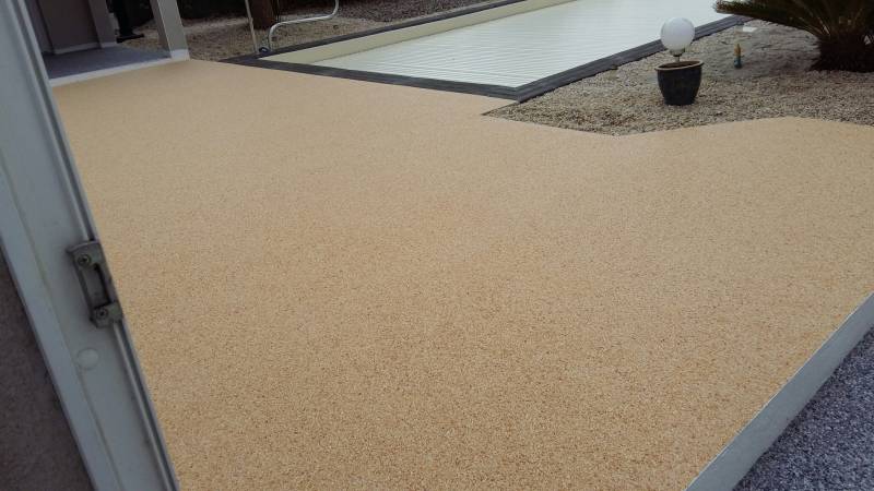 Plage de piscine en gravier résiné REVASOL VENDEE