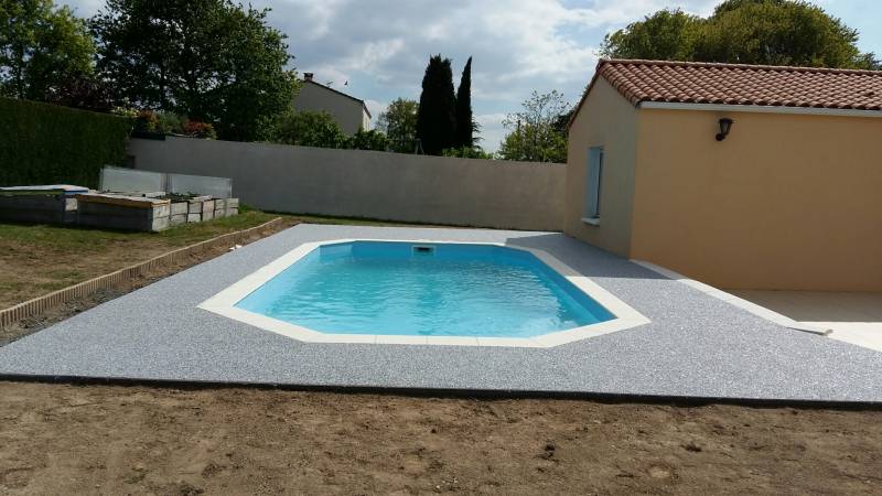 Marbre résiné sur contours piscine VENDEE