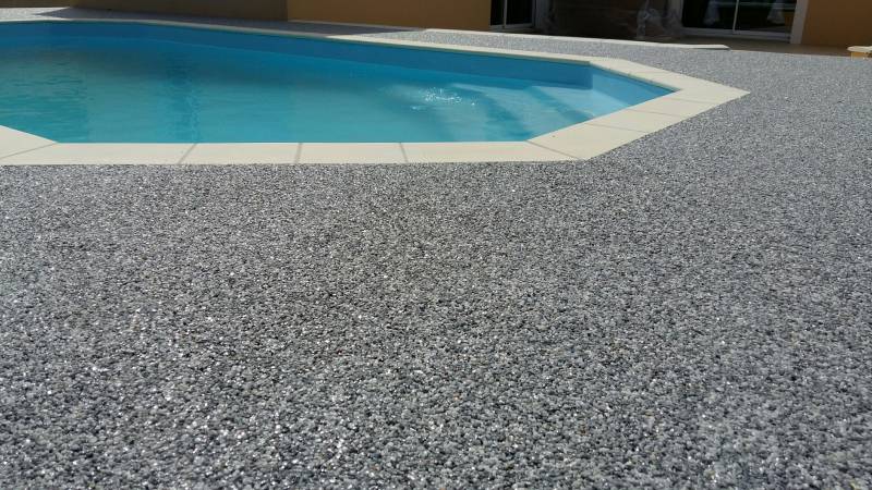 Contours de piscine en moquette de pierre REVASOL LA ROCHE SUR YON
