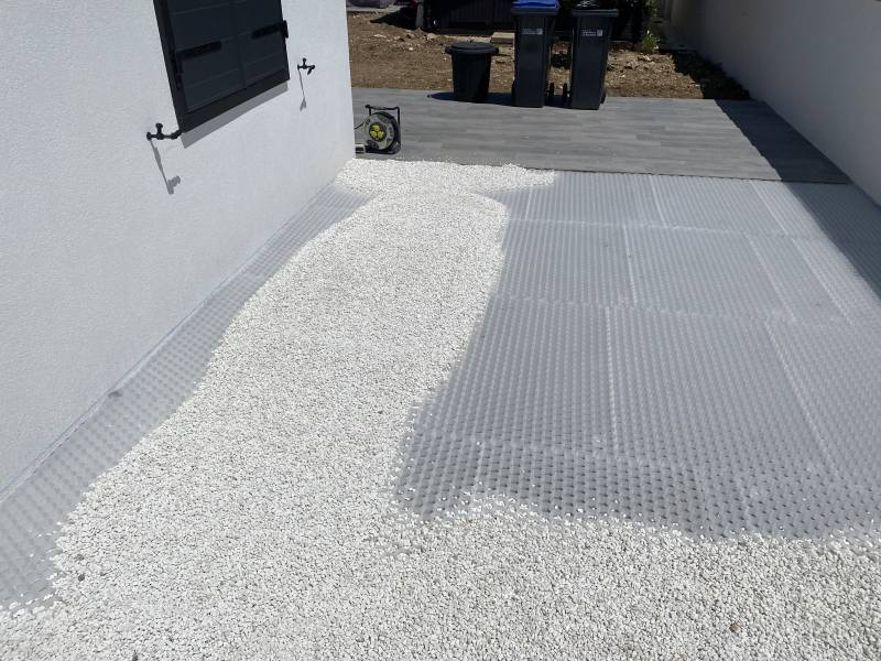 Graviser stabilisé sur une allée piétonne près de La Rochelle 