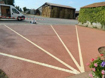 Beton drainant coloré sur parking