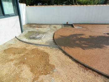 Béton drainant avec joints courbés