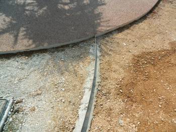 Béton drainant avec joints courbés