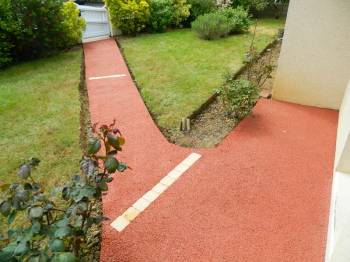 Allée piétonne en béton coloré la roche sur yon