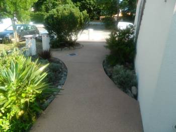 Allée de jardin en béton drainant la roche sur yon