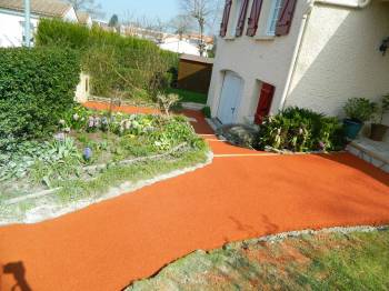 Allée de jardin coloré la roche sur yon