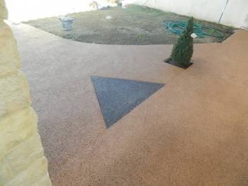 Allée de jardin en béton drainant la rochelle