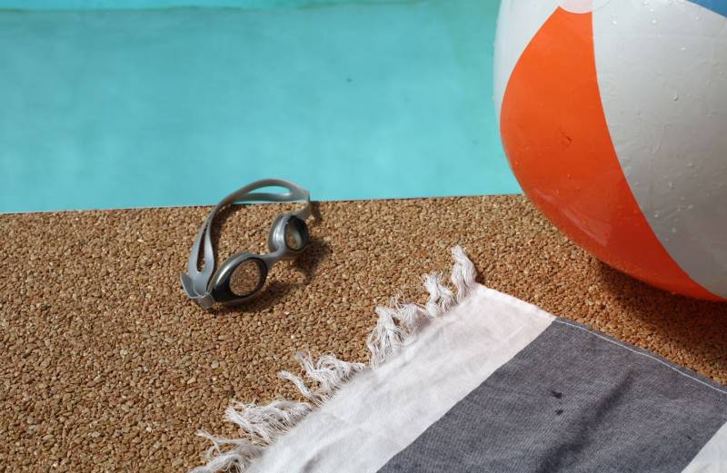 Revaresigne sur bordure de piscine