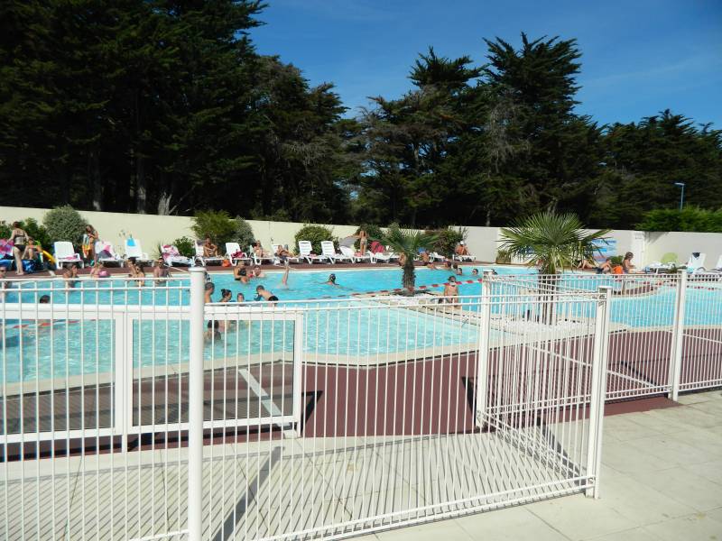 Plage de piscine en béton poreux vendée REVASOL