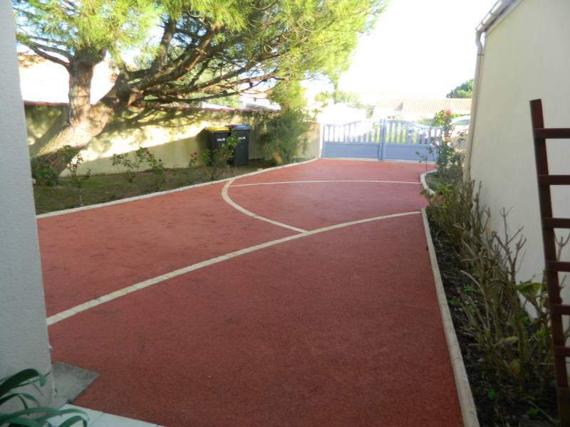 Parking en béton drainant coloré SAUMON REVASOL LA ROCHELLE