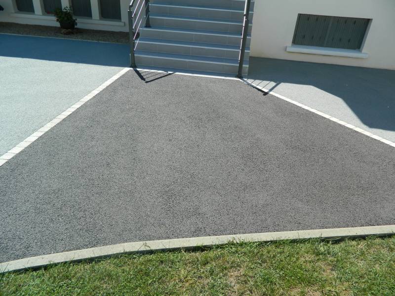 Parking en béton drainant gris anthracite et souris REVASOL