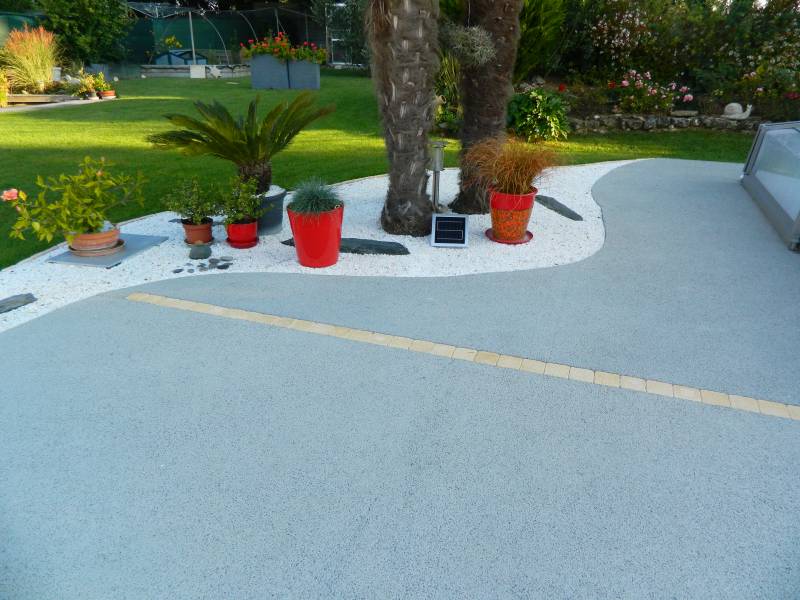 Plage de piscine en béton poreux gris souris REVASOL LA ROCHELLE 