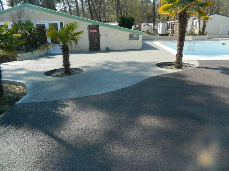 Piscine en béton coloré camping la Palmyre