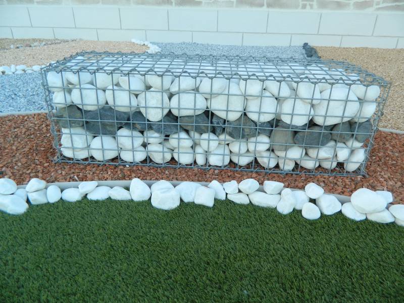 Gabion en galets noir et blanc REVASOL Vendée