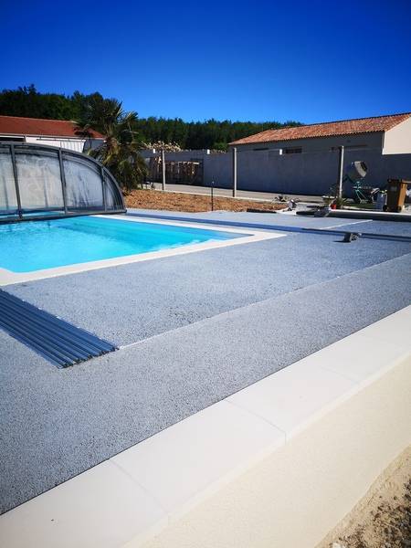 Plage piscine en résine perméable 