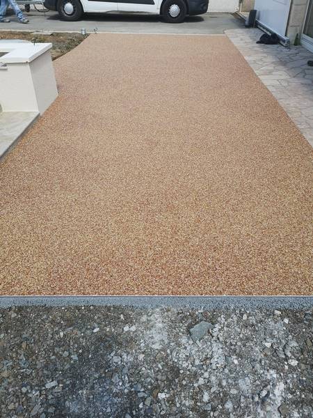 Terrasse en résine décorative et perméable 