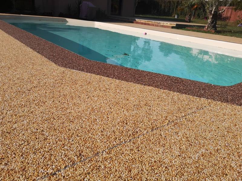 Plage piscine en résine perméable 