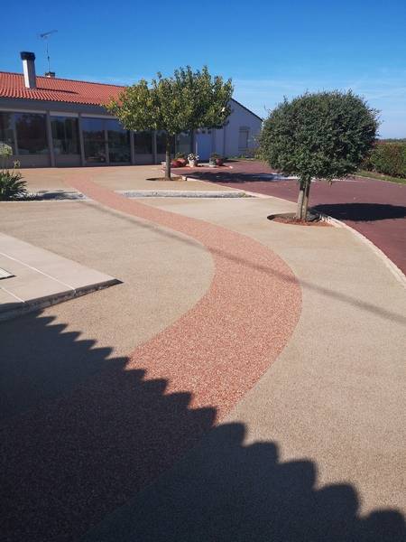Allée piétonne en moquette de pierre ROUGE CORAIL (REVASOL)