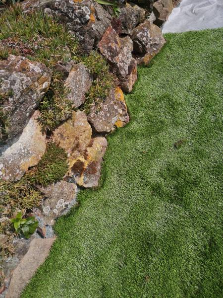 Contours pierres en gazon synthétique