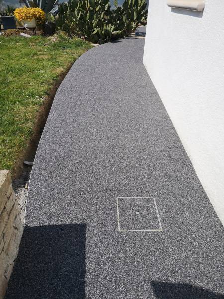 Allée en tapis de pierre