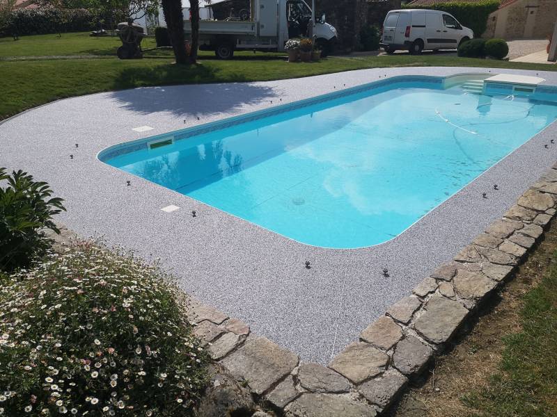 Tapis de pierre sur terrasse piscine
