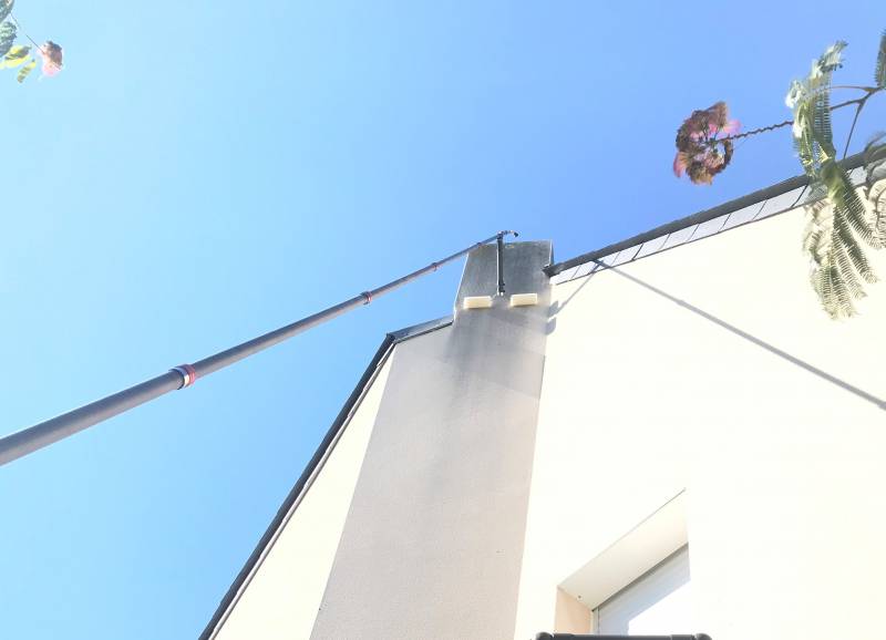 Perche télescopique sur mur extérieur 