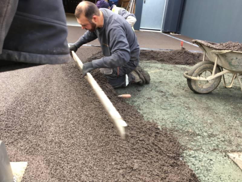 Mise en place du béton drainant à la règle Vendée