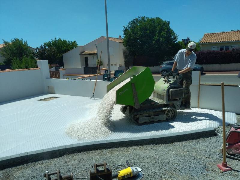 Pose du gravier dans les alvéoles 