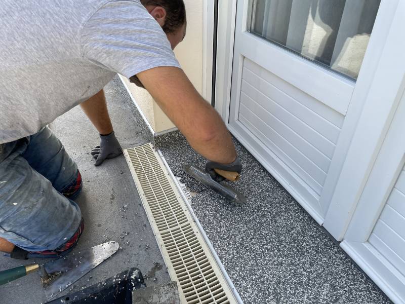 Revêtement en gomme sur un seuil de porte Luçon