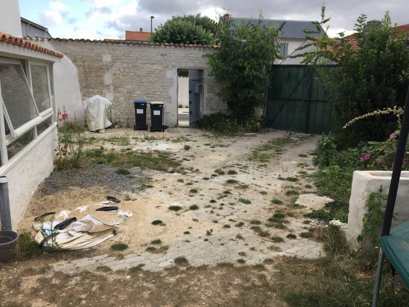 Cour avant la pose de gravier stabilisé