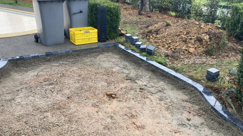 Pose des pavés en délimitation de pelouse Vendée