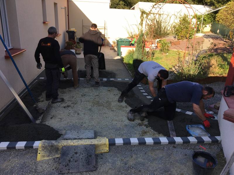 Coulage du béton drainant à la brouette Saint Gervais