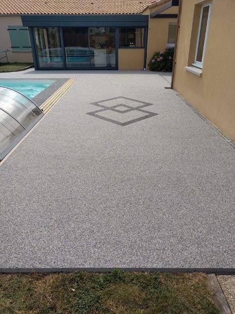 Motif en moquette de pierre Saint Jean de Beugné 