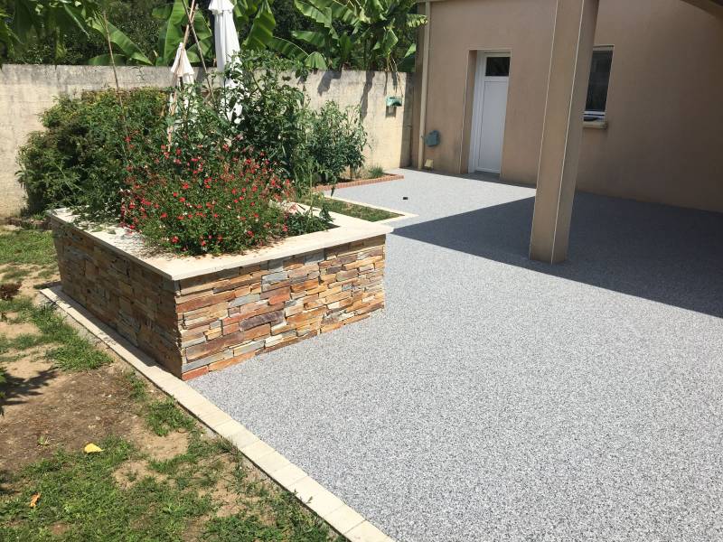 Mur en parement de pierre Chaillé sous les Ormeaux