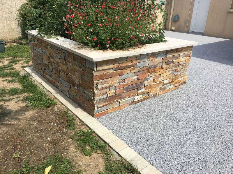 Mur en parement de pierre Chaillé sous les Ormeaux