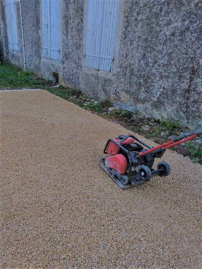 Compactage des graviers à la dameuse 